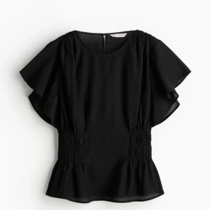 Hm smockad blus - Säljer denna superfina smockade blusen från hm som är väldigt populär. Blusen är i storlek xs. Den är endast använd en gång och är därför i toppskick. Nypris 199kr