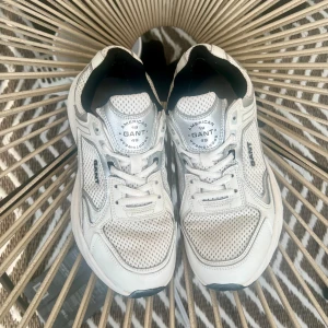 Gant sneakers - Storlek 37. Fint skick men fått små hål i hälarna, är lagade med skinnlappar på insidan. 