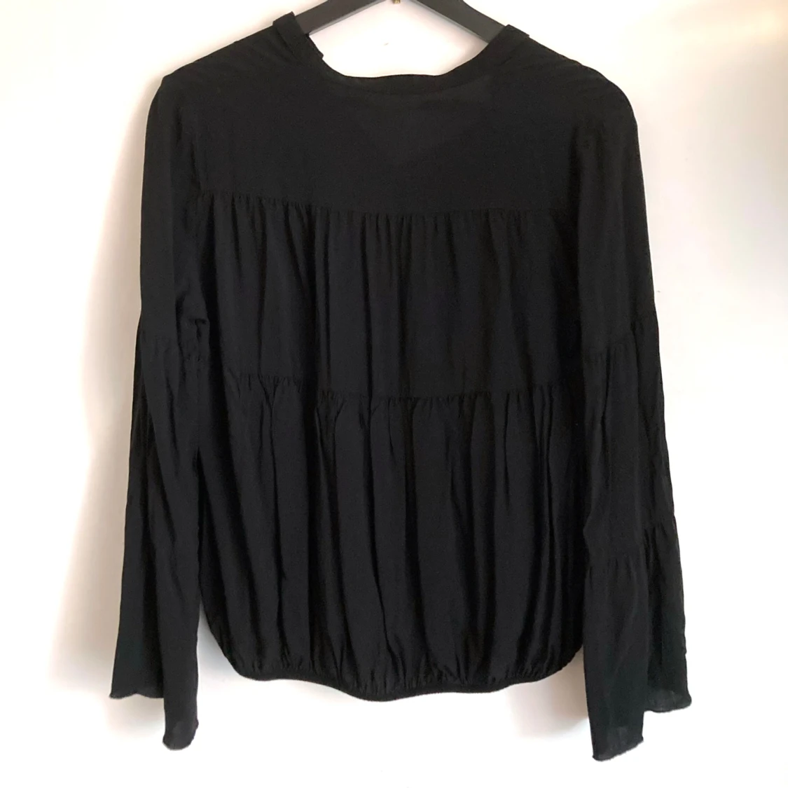 Svart volang blus, stl 36/38 S, trumpetärm, bohemisk, boho, enfärgad, luftig, v-ringad - 90