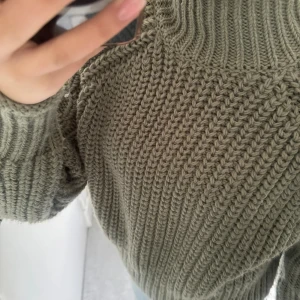 Stickad tröja - Helt oanvänd stickad tröja då den ej kommit till andvändning bara. ”Sticks” ej då vissa tröjor kan upplevas så! Pris kan diskuteras.