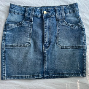 Jeans kjol  - Jeanskjol med söta fickor till i storlek xs. Passar perfekt nu till sommaren❣️