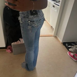 Miss me jeans  - Säljer mina kära miss me jeans då dom ej kommer till användning! Dom är använda Max 3 ggr. Köpta för 1000kr De har fåtal defekter som vid fråga kan skickas bild på!!