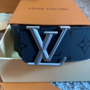 Louis Vuitton bälte - Köpt: LV Danmark  Skick: 8/10 - gjort 1 hål för min passform Skador: Hålet som gjorts (inget annat) Passform: 115cm