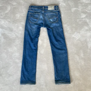 Jacob Cohën Jeans  - Märke: Jacob Cohën  Modell: slim fit  Storlek: 30  Färg: blå (ljus) Snygg slitning på vänstra knät  Gott skick 
