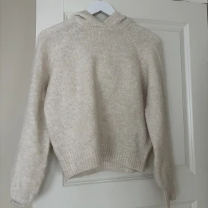 Stickad hoodie - Stickad hoodie, använd Max 3 ggr. Storlek 158-164 men passar mig som vanligtvis när XS🤍