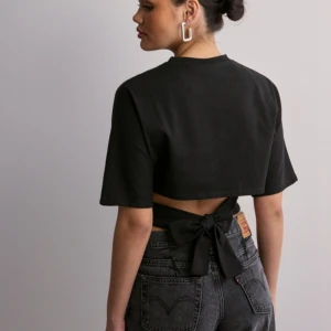 topp med öppen rygg  - säljer min svarta top med öppen rygg från nelly, den ör endast använd vid ett tillfälle och funderar på att sälja den. den är verkligen så fin men får inte riktigt användning för den längre 💕