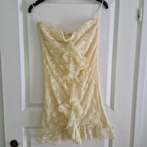 Gul volangklänning/kjol - Gul volangklänning i spets (går även att använda som kjol om man vill). Unik och sååå fin till sommaren 💛