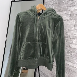 Juicy couture tröja - Fin Juicy couture tröja som är nästintill ny. Använd endast 2 gånger. Används inte längre och det är därför jag säljer den.  Storlek XL men den är som en M i storlek! Nypris: 1300
