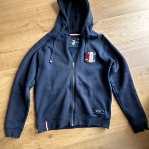 Who’s Ace marine hoodie - Marine blå zip hoodie, varsamt använd, säljer då den inte kommer till användning :)