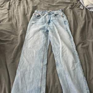 Fina jeans använda mycket men inte trasiga bara lite uttvättade