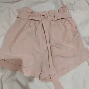 Supersöta rosa shorts med ett matchande tygbälte. Väldigt luftiga och bekväma!🫶
