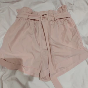 Rosa shorts med bälte - Supersöta rosa shorts med ett matchande tygbälte. Väldigt luftiga och bekväma!🫶