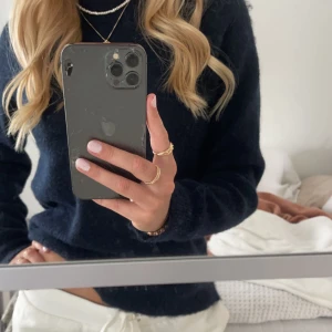 Stickad tröja  - Har inte jättebra bilder på den men fortfarande vänldigt fint skick 