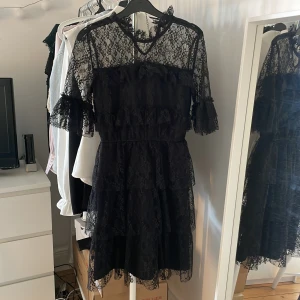 Svart klänning - Superfin by malina liknande klänning i storlek 34, använd en gång! Kan sänka priset vid snabb affär