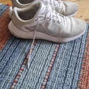 Nike downshift 12 - Nike downshift 12 löparskor  Är du intresserad av att springa men vill inte köpa dyra skor så passar dessa bra. De är i bra skick Totalt 85 km sprungit i dessa skor men funkar mycket bra