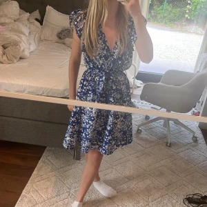 somrig klänning - super söt, storleken passar även xs köptes vid italien