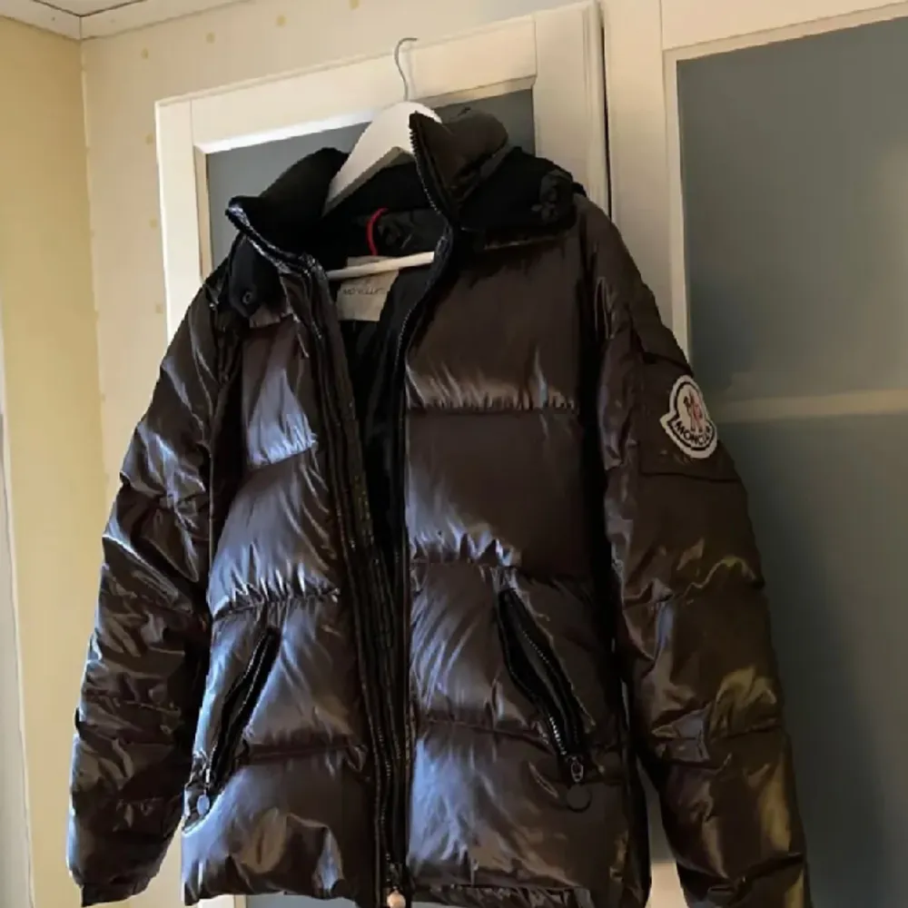 Snygg brun moncler jacka i storlek S/M som jag säljer för jag får tyvärr inte en användning av den . Jackor.