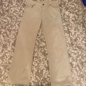 Manchesterbyxa - Beige manchesterbyxa från H&M Står att det är Boot Cut men dem är alldeles för stora för mig så inget jag har märkt.  Står 34/34 som storlek så borde betyda W34 L34   bra skick!