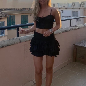 Kjol - Säljer den här fantastiska kjolen från Designers Remix!! Otroligt användbar, har haft den både på sommaren och på flera julaftonar❤️nypris: 1300. Är i storlek 164 från barn men motsvarar XS/S. Är 168 för referens