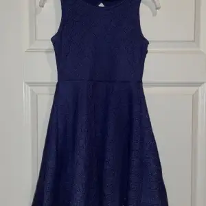 Jätte fin mörk blå klänning med öppen rygg. Den är i bra skick, säljes för att den är för liten. Kontakta för mer info eller bilder.
