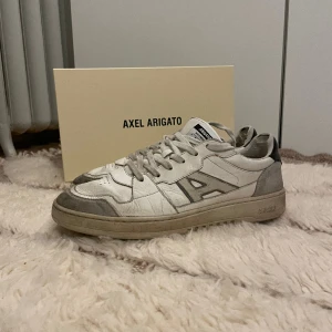 Axel Arigato skor - Säljer mina Axel Arigato skor då jag inte använder dem längre. De är i använt skick men det finns mycket kvar att ge. Storlek 44. Mitt pris 349, nypris 2650. Skriv privat för fler bilder. Pris kan diskuteras
