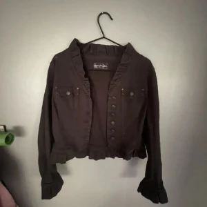 Jeans jacka  - Volang jacka i svart jeans storlek s. Jackan är inte röd det är bara ljuset 
