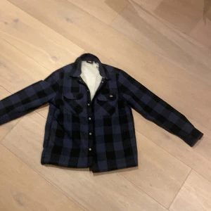 Dickes jacka - Säljer denna dickes jacka för den är för liten för mig. Snygg jacka passar till mycket och väldigt varm. De är en fodrad jacka skicket är 9/10 