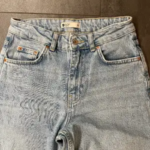Ett par bootcut jeans från Gina tricot, storlek 34. Lite fransiga längst ner och jättesnygga🙌🏼 säljer pågrund av att dom blivit för små💗