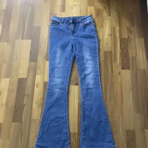 Ett par fina bootcut jeans vrån vila, väldigt bra kvalite! Nypris: 549kr. Midjemåttet tvärs över är 31 cm, mått tvärs över låret är 20cm och innerbenslängden är 73cm. Kontakta gärna via frågor, pris är diskuterbart 💞