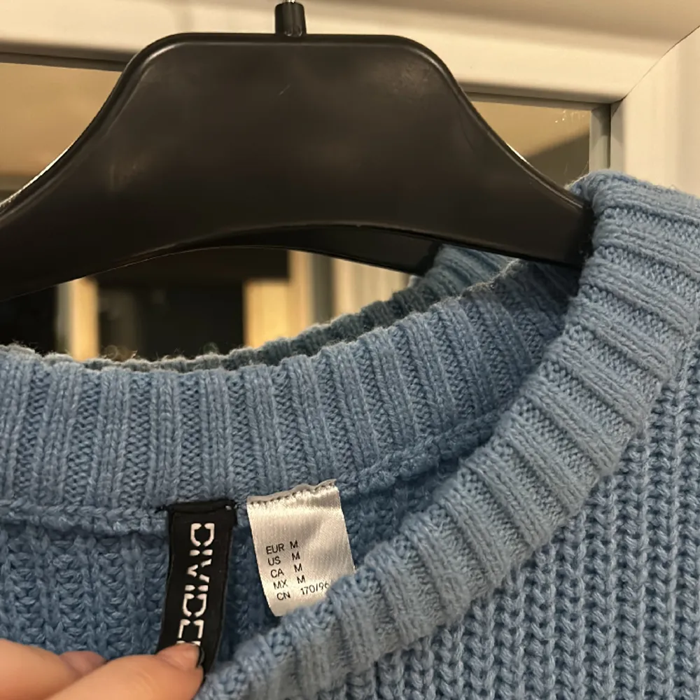 Väst från H&M. Använd 1 gång. Som ny. Frakten betalar köparen själv . Skjortor.