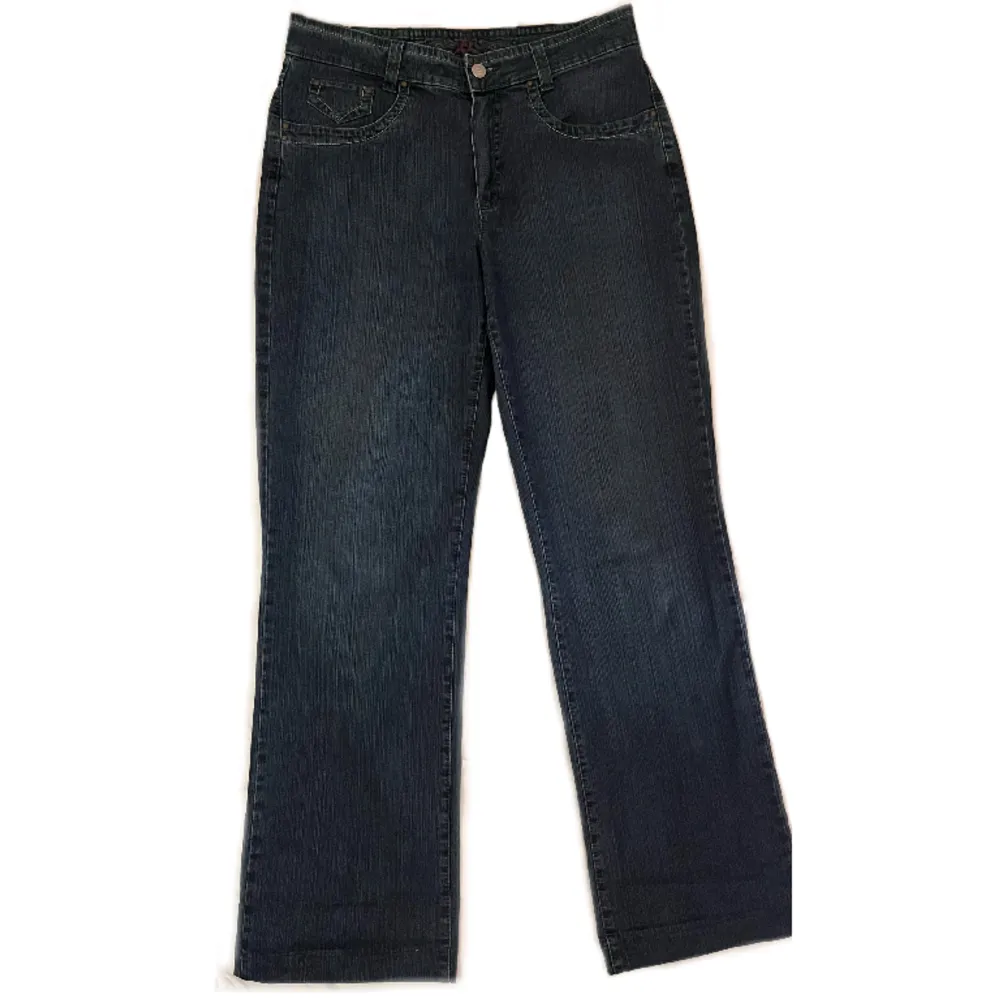 Ett par vintage baggy jeans i storleken 40. Vackra fickor med rhinestones! Köpta på loppis. Vet inte vilket märke det ända som står på byxan är ”M”. Använda fåtal gånger. Skriv om ni vill ha mått!💕. Jeans & Byxor.