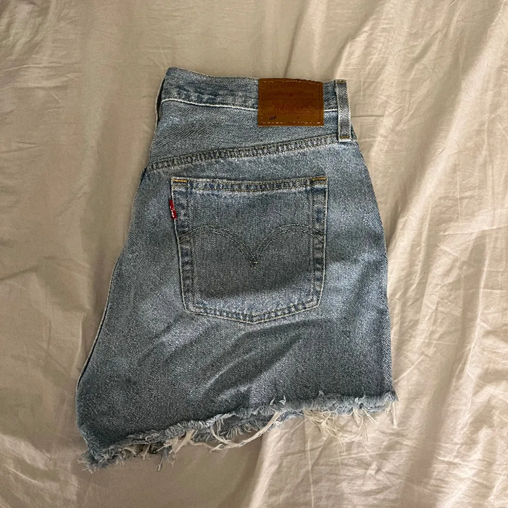 Ljusblåa jeansshorts från Levis i modellen 501. Vid frågor är det bara till att höra av sig💞. Shorts.