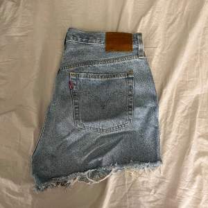 Ljusblåa jeansshorts från Levis i modellen 501. Vid frågor är det bara till att höra av sig💞