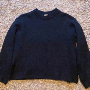 Stickad tröja - Säljer denna populära mörk blåa stickade tröja från h&m då jag ej får mer användning för den. Super fin, verkligen!! Hör av er vid frågor eller tryck gärna på köp nu 💓