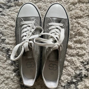 ”Converse” - Låga converse liknande skor i silver🥰 så extremt fina!! Storleken är 41 men skulle säga att de snarare passar 39/40. Som nya!