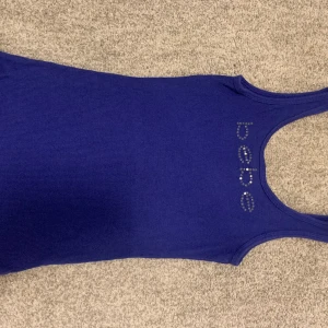 Linne - Ett jätte sött bebe linne, det är nästan alla rhinestones som har trillat av men man kan fortfarande se att det står bebe, och resten av linnet är helt felfritt💗  Hör av dig vid frågor eller om fler bilder, priset går alltid att diskutera!💗 