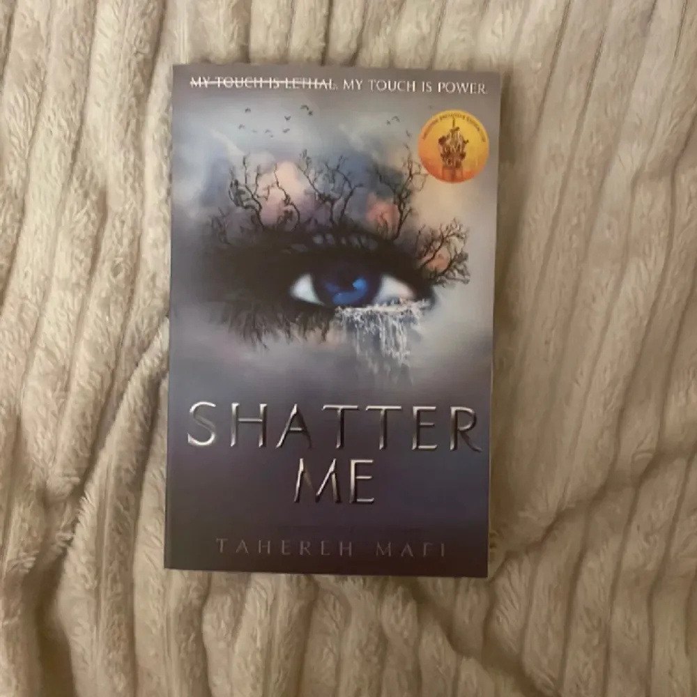 Första boken i shatter me serien. Säljer eftersom jag har två stycken. Väldigt fint skick läst en gång ej knäckt i ryggen inga defekter!. Böcker.