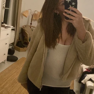 Fake päls jacka - Säljer denna päls ish jacka från Zara. Bra skick och super skön och fin men är lite för liten.