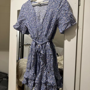 Sommar klänning  - Fin blommig sommarklänning använd fåtal gånger.