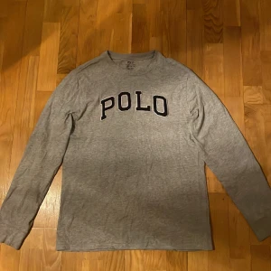 Ralph lauren polo - Långärmad tunnare tröja, köpte tröjan från barnavdelningen i storlek XL men har använt som S. Skriv om frågor och funderingar!