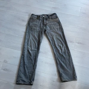 Gråa jeans - Weekday jeans, knappt använda, 5-10 gånger Max, tyckte dom va lite för stora för mig, därför säljer jag jeansen, med ett bra pris också för ett sånt fint skick. Storlek 29-32  Pris 250kr