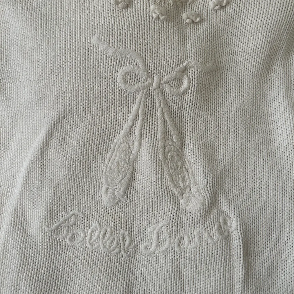 Vintage stickad Sweater från märket Bed and Breakfast. Stl M. Rosetter på tröjan både på framsidan och baksidan. Vid flera intressen blir det budgivning. Upplagd på Vinted också!. Tröjor & Koftor.