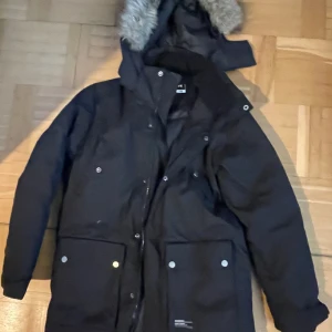 Everest vinterjacka barn - Everest vinterjacka barn. Svart Strl 152. Bra skick. 500 kr.
