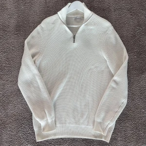 Halfzip Zara - Tja! Säljer en vit stickad halfzip som är köpt från Zara. Denna färgen finns inte för tillfället kvar att köpa på deras hemsida. Köpt för 500kr och är i väldigt bra skick, 9/10. (Andra bilden är lånad)