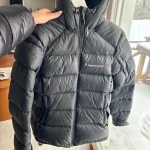 Peak performance jacka - I en pågående flytt säljer jag nu en fin peak performance jacka som är köpt för ett antal år sedan. I använt skick men fortfarande fin.  Köpare står för frakt. 🩷