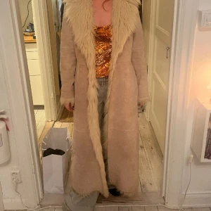 Penny lane coat  - En vacker penny lane coat / afghan coat köpt vintage från USA. Äkta mocka och fuskpäls. Stl M. Perfekt skick. 
