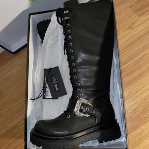 Versace jeans couture boots - Säljer mina fina boots för dem var tyvärr för stora, aldrig använda ensdast testade, kan diskutera pris vid snabb affär🫶🏻🕷️