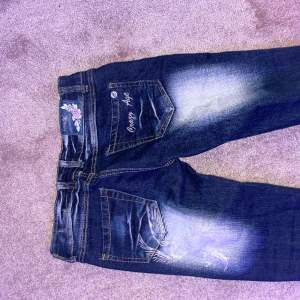 Säljer mina finaste jeans som jag tyvärr vuxit ur. Galet fina med fina detaljer köpta för 500kr. Passar någon med storlek xs-s. Möts eller fraktar och priset kan absolut diskuteras ❤️