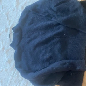 mörkblå stickad tröja med lite krage!  - mörkblå tröja med en lite högre krage vid halsen! säljer pga att jag inte använder längre! 