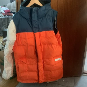 Tjock vinterjacka  - Herr modell, strl L. Jackan går att göra till väst. Jackan är i fint skick men använd, inga synliga fel 